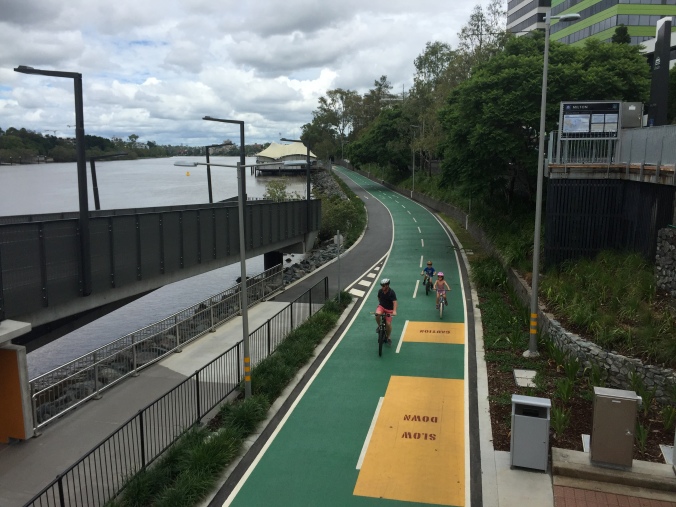 Bikeway_&_footpath_along_Brisbane_River_in_Milton,_Qld_07
